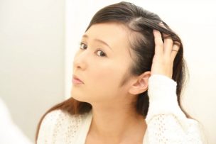 髪が薄い女性の原因と対策